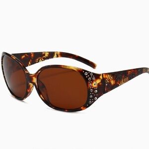 Stylish Tortoise Shell Sunglasses with Rhinestone Detail